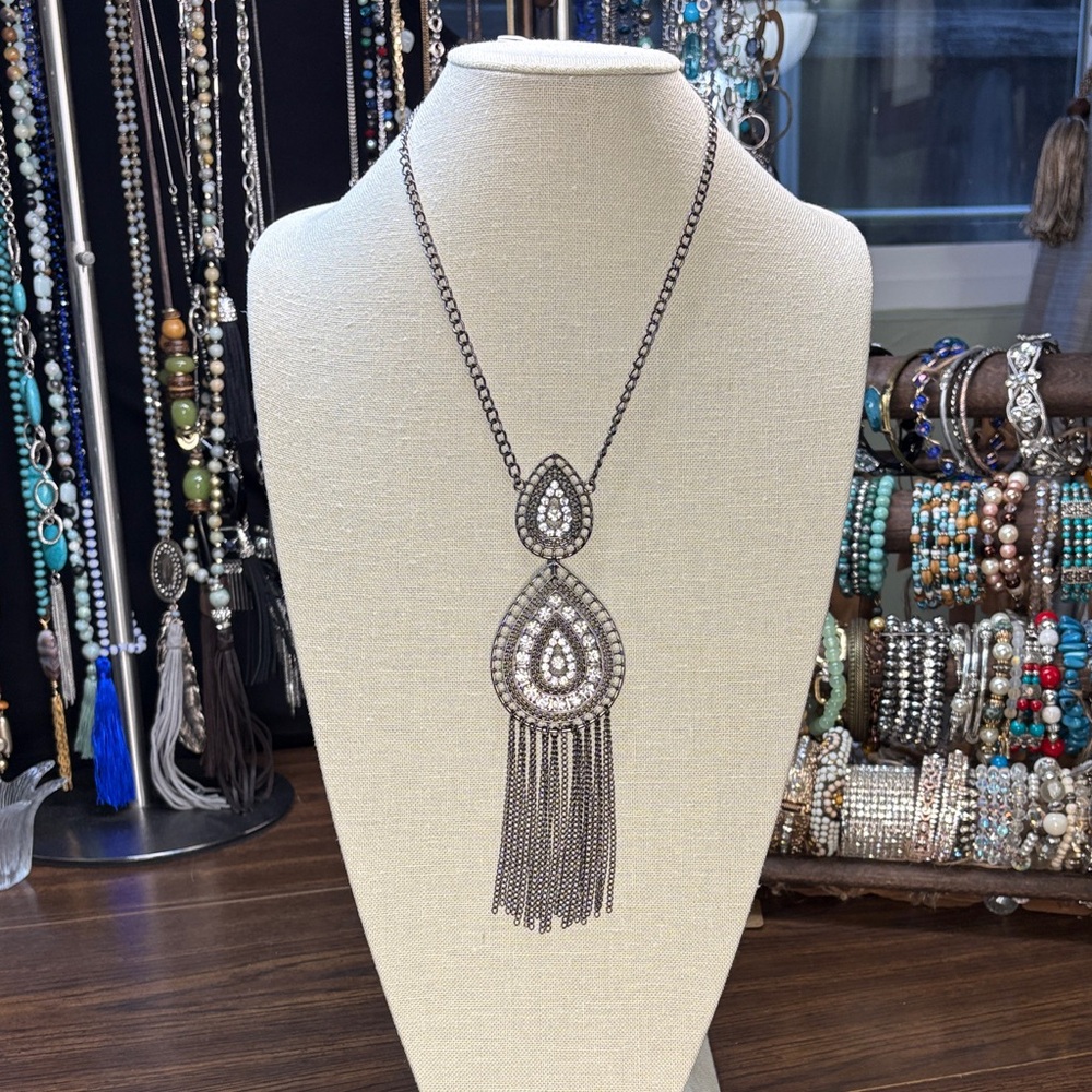 Elegant Silver Fringe Pendant Necklace